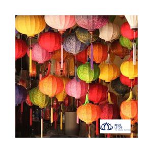 Lanternes en soie uniques de Hoi An, très demandées |   Lanterne suspendue élégante et haut de gamme, faite à la main, pour la décoration de restaurant - Product Image 1