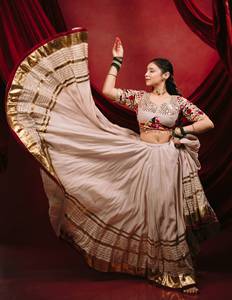 Elegante Lehenga Choli de Algodón Mal Mal Beige con Bordado Dorado y Blusa Floral para Fiestas y Bodas, Traje Tradicional para Mujer - Product Image 2