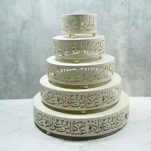 Magnifique support à gâteau en métal blanc avec motif ajouré de calligraphie arabe, parfait pour la présentation de desserts de luxe et le service festif. - Product Image 5