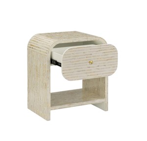 Elegante mesita de noche con mosaico de conchas blancas curvadas y diseño de estante abierto, que sirve como mesita de noche Capiz con estilo para habitaciones de hotel. - Product Image 2