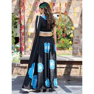 Sari en satin de soie noir peint à la main pour femmes ASIN avec pantalon pour les mariages - Product Image 2