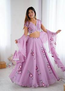 Vente en gros de Lehenga Choli de mariée, très confortable et magnifique, peint à la main, semi-cousu, en soie Georgette, broderie de couleur vive, pour les fêtes - Product Image 4