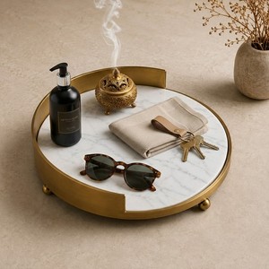 Plateau de présentation rond en marbre design, alliant marbre blanc de qualité supérieure et cadre métallique finition or contemporain pour une ambiance élégante. - Product Image 2
