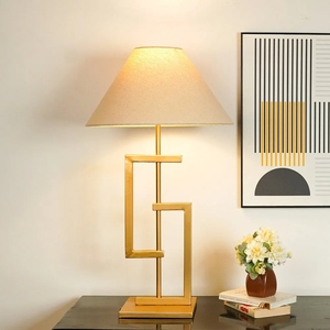 Lampe de table géométrique dorée de luxe moderne, abat-jour conique en tissu, style Art déco minimaliste, pour chevet, salon, bureau à domicile, décoration lumineuse - Product Image 1
