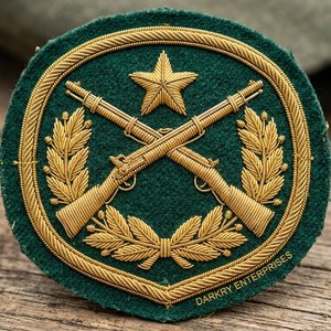 Écusson brodé triple chevron en fil d'or fait main, en feutre vert olive, insignes de grade, service sur mesure pour uniformes - Product Image 2