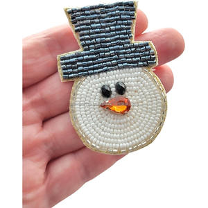 Broche de Noël artisanale en cuivre plaqué, motif bonhomme de neige brodé de perles, sequins et perles de rocaille, applique personnalisée de créateur - Product Image 2