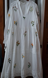 Elegante Vestido Maxi de Algodón Blanco Bordado a Mano con Vibrantes Motivos Florales, Vestido Bohemio de Manga Larga con Corte en A y Volantes - Product Image 3