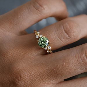 Anillo de compromiso de oro amarillo de 14K con diamante verde de 1.50CT talla cojín cultivado en laboratorio y piedras laterales en racimo - Product Image 4