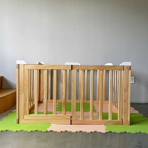 Parc d'activités pour bébé en bois, taille et forme réglables, parc de jeu portable, clôture de jeu pour bébé avec porte pour usage intérieur - Product Image 1