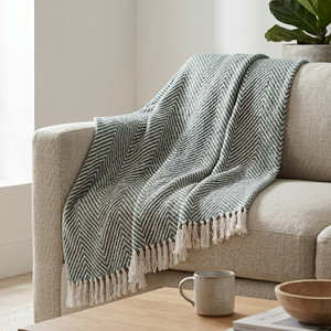 Plaid en coton texturé avec surface tissée chaude et neutre et franges pour fauteuil, canapé, espace lounge et décoration intérieure de style farmhouse - Product Image 6