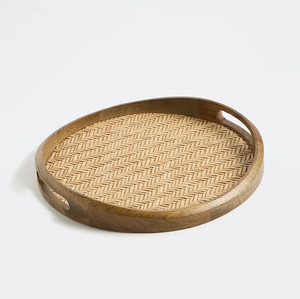 Plateau rond en rotin tressé avec poignées latérales intégrées et base incrustée de motifs de feuilles vertes, disponible à prix de gros. - Product Image 2