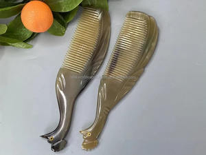 Peigne à cheveux en corne de buffle naturelle artisanale de luxe, motif d'écailles de dragon, peigne antistatique personnalisé, outil pour femmes par FWE - Product Image 4