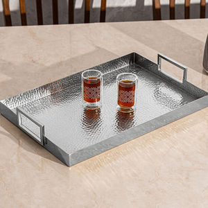 Plateau de service rectangulaire en métal avec surface texturée, design minimaliste poli, vaisselle durable pour les fêtes et les buffets - Product Image 1