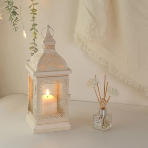 Colección de Faroles Marroquíes de Diseño con Marco de Metal Blanco Envejecido para Decoración Premium de Bodas, Jardines y Patios - Product Image 6