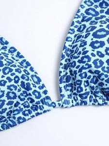 Conjunto de bikini con estampado de leopardo azul para mujer, top triangular con cuello pronunciado, parte inferior con lazo lateral, elastano, poliéster elástico - Product Image 3