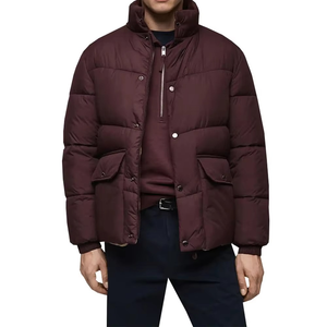 Blouson matelassé bordeaux pour homme, manteau d'hiver utilitaire avec col montant, fermeture à boutons-pression et poches à rabat, blouson matelassé oversize - Product Image 1