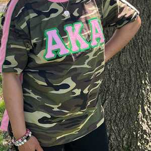 Camiseta Premium AKA Camo para Mujer, con Letras Griegas, Tela de Alta Calidad, Ajuste Cómodo, Cuello Redondo Informal - Product Image 6