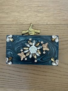 Pochette de soirée artisanale en résine de marbre bleu écologique avec chaîne dorée |   Modèle orné de cristaux floraux - Product Image 6
