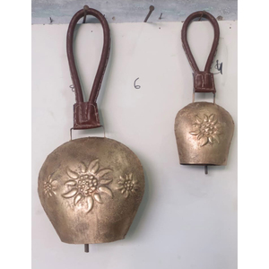 Campana de Navidad de Cobre Antiguo al por Mayor, Decoración Colgante Rústica de Metal Estilo Granja con Cuerda de Yute y Mariposa Grabada - Product Image 3