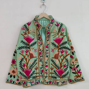 Veste brodée Suzani faite à la main, nouvelle veste d'hiver pour femme, manteau Suzani court, veste Suzani en tissu TNT - Product Image 1