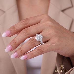 Bague de fiançailles en or blanc avec diamant de laboratoire taille ovale et double halo, certifiée IGI, pour femme - Product Image 5