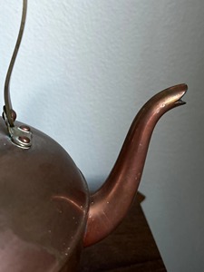 Théière en cuivre vintage élégante avec long bec courbé, poignée latérale en cuivre, couvercle assorti, corps traditionnel arrondi et décorations haut de gamme - Product Image 2