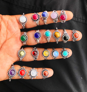 Bagues tendance en laiton plaqué argent avec pierres précieuses serties clos, bijoux de mode, fournisseur en gros - Product Image 1