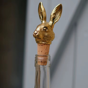 Bouchon de bouteille en métal décoratif créatif avec un design élégant pour les bouteilles de vin, les cadeaux de fête et les occasions spéciales - Product Image 1