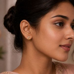 ต่างหูเพชรทรงหยดน้ำโค้งสีเหลืองทอง ประดับเพชรแล็บโกรว์ ดีไซน์ฉลุลาย - Product Image 4
