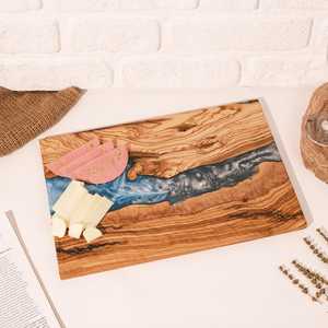 Planche à fromages et charcuteries en bois d'acacia naturel et résine, élégante, pour servir en cuisine lors de fêtes et réceptions, prix de gros - Product Image 3
