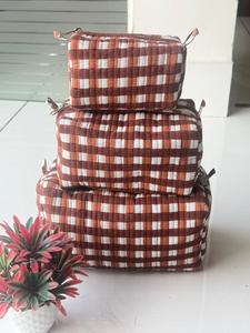 Trousse de Toilette Florale Matelassée – Ensemble de Sacs Cosmétiques Taille Moyenne Multifonction en Textile avec Fermeture Éclair Style Moderne - Product Image 3