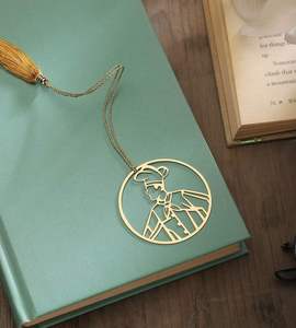 Marcapáginas decorativo de metal con patrones intrincados, perfecto para cumpleaños, festivales, eventos corporativos y fiestas de inauguración de casas. - Product Image 1