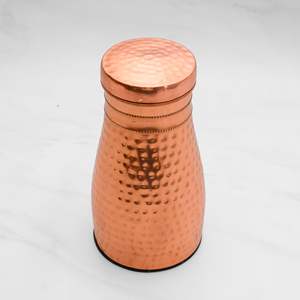 Botella de agua de cobre martillado con un elegante diseño artesanal en color cobre metálico brillante y acabado de alto brillo premium. - Product Image 4