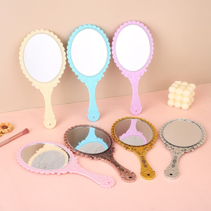 กระจกแต่งหน้าพับได้สองด้านแบบยุโรปย้อนยุค ดีไซน์เคลือบเงาพร้อมไฟในตัว ใช้ได้ทั้งแบบมือถือและตั้งโต๊ะ - Product Image 2