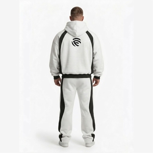 Conjunto Deportivo de Felpa Gris Claro para Hombre, Sudadera con Capucha y Pantalones Jogger con Logotipo Personalizado, Conjunto de Dos Piezas con Rayas en Contraste, Ropa Deportiva Urbana - Product Image 2