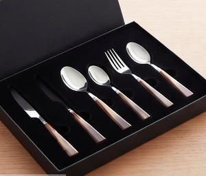Fourchette en acier inoxydable avec manche en bois, finition mate, design minimaliste, compatible lave-vaisselle, ensemble de couverts pour utilisation sur table - Product Image 6