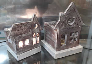 Linterna de Casa de Navidad festiva hecha a mano de alta calidad, portavelas de Metal rojo blanco con recortes de estrellas, adornos colgantes de plástico - Product Image 5