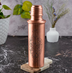 Botella de Agua de Cobre con Acabado Mate Rosa, Motivo Floral Grabado, Recipiente de Cobre Hecho a Mano en India, Brillo Metálico, Tapa Hermética - Product Image 1