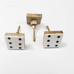 ลูกบิดดันเจี้ยนและมังกรแบบลูกเต๋าทำด้วยมือสำหรับโต๊ะเล่นเกมตู้และลิ้นชัก - Product Image 1