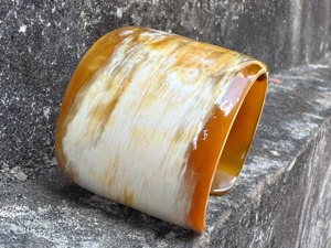 Bracelet en corne de buffle naturel et écologique, fait main, moderne, extensible, de haute qualité, par Belladec - Product Image 5