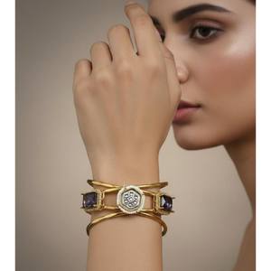 Elegante Brazalete Abierto en Tono Dorado de Latón con Gema de Amatista, Brazalete de Diseño para Mujer, Hecho en India - Product Image 3