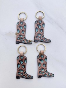 Porte-clés en cuir véritable fait main, design inspiré des bottes de luxe, gravé à la main, boucles d'oreilles porte-clés en cuir véritable, accessoire cadeau unisexe - Product Image 4