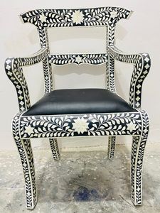Silla de Resina con Incrustaciones de Hueso, Elaborada con Atención al Detalle para Decoración Artística del Hogar - Product Image 3