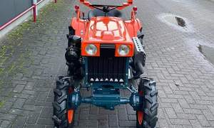 Tractor Compacto Kubota B7000 de Dos Ruedas Motrices para Uso Agrícola y de Jardinería - Product Image 5