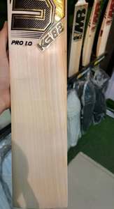 ไม้คริกเก็ต MB Malik UMZ Willow พร้อมปลอกหุ้มไม้แบบ Bubble Cover แผ่นกันลื่นแบบ Extra Grip ทนทาน น้ำหนักเบา หนา 40 มม. น้ำหนัก 2.8 ปอนด์ - Product Image 3