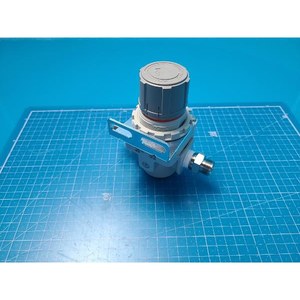 Régulateur de pression pneumatique SMC AR40-04B-A, utilisé comme pièce détachée pour équipement semi-conducteur d'occasion - Product Image 1