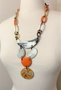 Elegante Collar de Boda Moderno y Ecológico Hecho a Mano con Cuerno de Buey Africano, Forma Personalizada, 100% Color Natural, Regalo Perfecto - Product Image 3