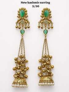 Pendientes Jhumka de Diseño con Piedras Verdes y Rosas, Chapados en Oro, Estilo Kashmiri, con Perlas, para Novias, Bodas y Fiestas - Product Image 4