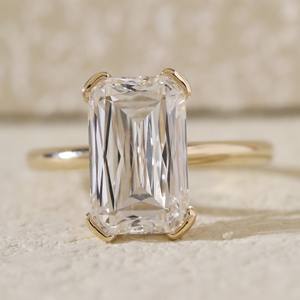 Bague en or jaune 14 carats pour femme avec diamant de laboratoire Crisscut de 3 carats, halo caché et demi-sertissage sculpté - Product Image 1