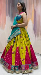 Conjunto de Chaniya Choli de seda de Bombay premium con espejo y lentejuelas, y dupatta de seda rusa bordada para mujer - Product Image 5